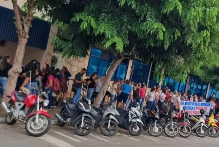 Servidores da Educação de Caldas Novas fazem manifestação reivindicando reajuste salarial e piso dos professores (Foto: Arquivo Pessoal/Jean Pierre)