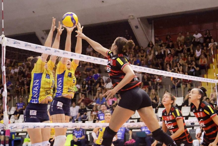 sesc-flamengo-vence-brusque-no-rio-e-sobe-na-tabela-da-superliga3A-resumo-da-vitoria-convincente-em-3-sets-a-0