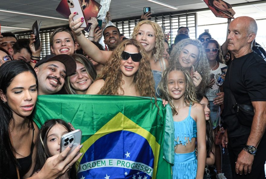 shakira-desembarca-no-galeao-para-show-no-rio-de-janeiro3A-saiba-mais-sobre-a-turne-e-a-experiencia-no-brasil