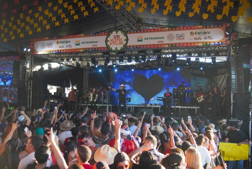 shows-de-brucelose2C-brasas-do-forro-e-lucas-aboiador-agitam-feriado-de-sao-joao-no-alto-do-moura3A-diversao-garantida