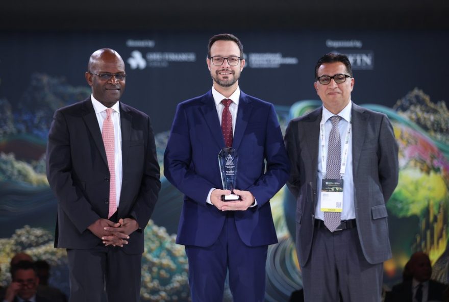 sicredi-e-eleito-melhor-financiador-para-mulheres-empreendedoras-nas-americas-no-global-sme-finance-awards-20253A-impacto-sustentavel-e-inclusao-financeira