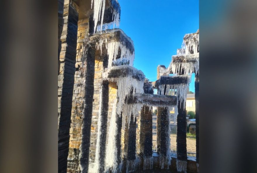 sincelo-e-chafariz-congelado3A-dia-mais-frio-do-ano-em-sc-atinge-82C06oc-veja-video