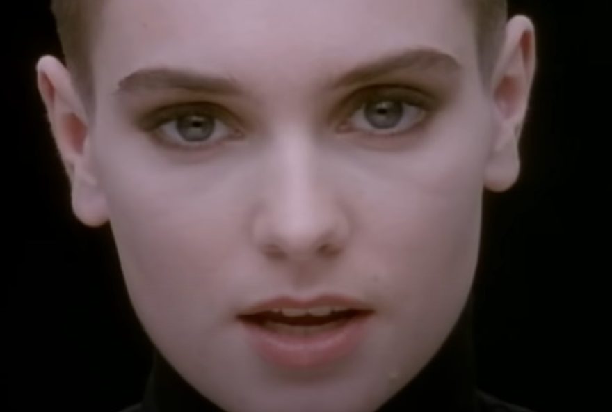 Sinéad O'Connor em cena do clipe de 