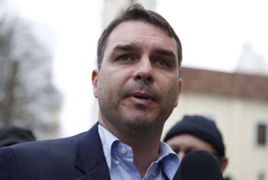 sitio-de-atibaia-volta-ao-noticiario-policial2C-afirma-flavio-bolsonaro O filho mais velho de Jair Bolsonaro, o deputado estadual, Flávio Bolsonaro, concede entrevista aos jornalistas.