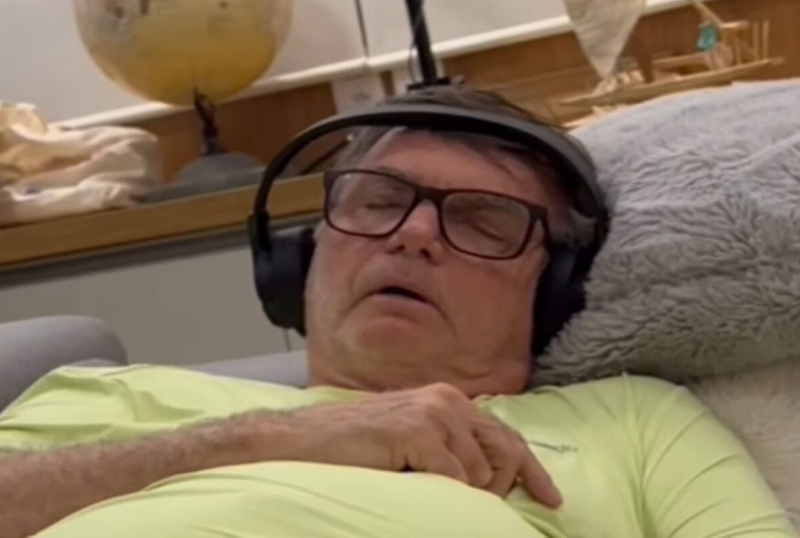 situacao-delicada3A-video-mostra-jair-bolsonaro-solucando-durante-o-sono