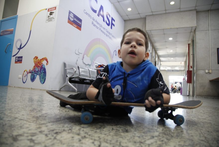 skatista-mirim-com-sindrome-rara-supera-limitacoes-em-nova-iguacu-confira-a-historia-de-yohan-e-sua-paixao-pelo-skate-no-casf