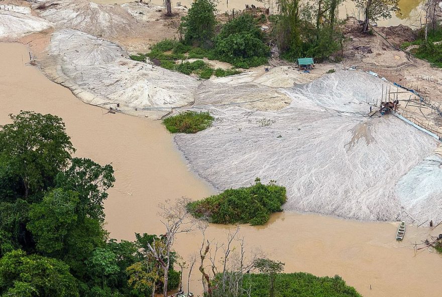 A área de garimpo de ouro na Amazônia cresceu mais de 90% em oito anos, segundo o estudo elaborado pelo Instituto Escolhas. 
(FOTO: Reprodução\Agencia Brasil)