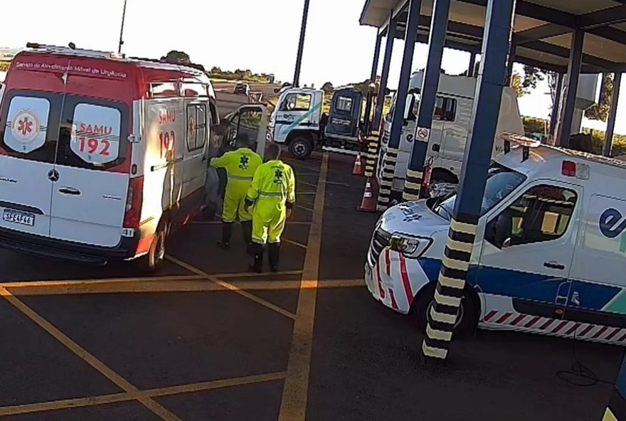 socorristas-fazem-parto-de-gemeos-em-ambulancia-na-br-277-em-candoi2C-no-parana socorristas-fazem-parto-de-gemeos-em-ambulancia-na-br-277-em-candoi2C-no-parana