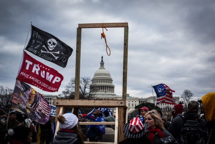 soltura-de-invasor-perdoado-por-trump-e-seguida-de-prisao-por-porte-ilegal-de-arma