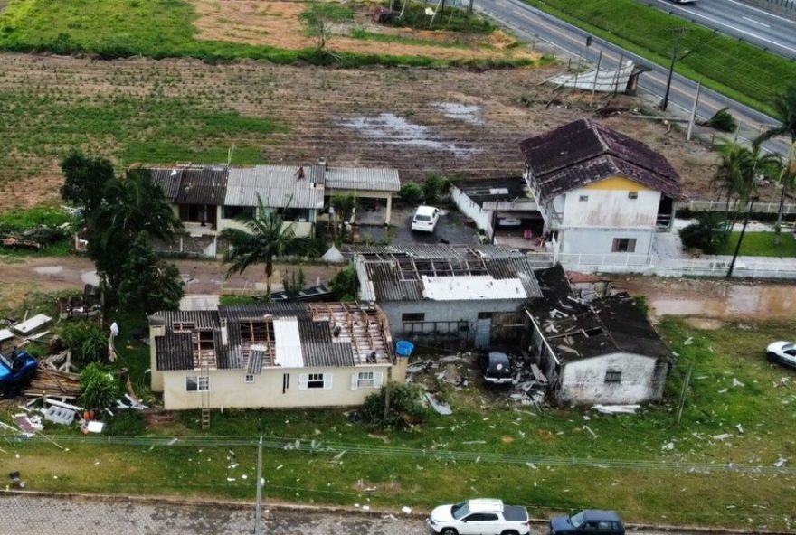 sombrio-declara-emergencia-e-pede-ajuda-apos-tempestade-em-sc