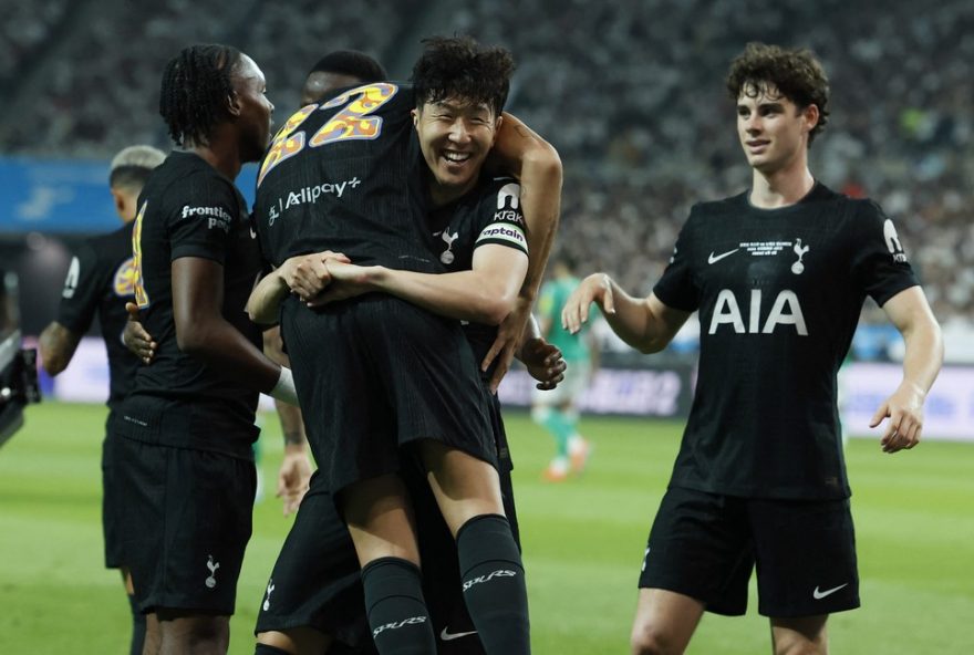 son-se-emociona-em-sua-despedida-no-empate-entre-tottenham-e-newcastle-na-coreia-do-sul