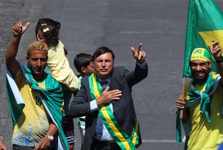 sosia-de-bolsonaro-participa-de-ato-em-bh