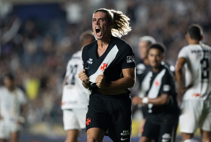 spinelli-marca-seu-primeiro-gol-pelo-vasco-e-celebra-com-a-torcida RJ - RIO DE JANEIRO - 14/02/2026 - CARIOCA 2026, VASCO X VOLTA REDONDA - Spinelli jogador do Vasco comemora seu gol durante partida contra o Volta Redonda no estadio Sao Januario pelo campeonato Carioca 2026. Foto: Jorge Rodrigues/AGIF