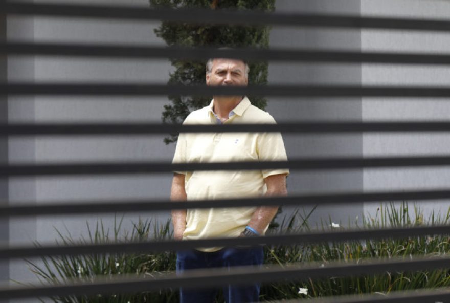 JairBolsonaro-Casa-Grade-Julgamento-STF-03Ago2025 Ex-presidente Jair Bolsonaro na garagem do da sua casa no segundo dia do julgamento do STF. | Sérgio Lima/Podeer360