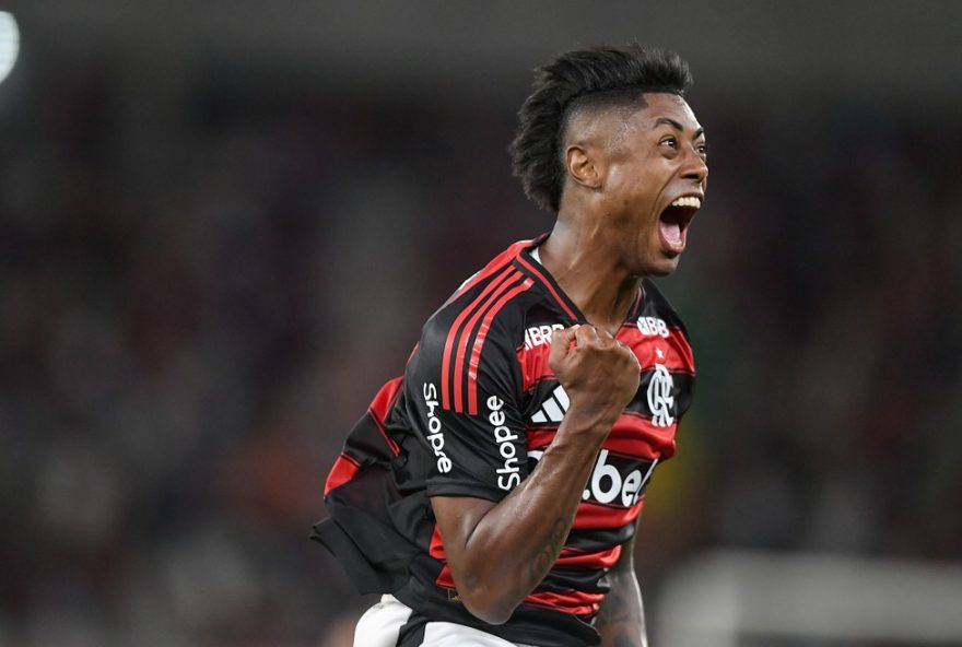 RJ - RIO DE JANEIRO - 01/03/2025 - CARIOCA 2025, VASCO X FLAMENGO - Bruno Henrique jogador do Flamengo comemora seu gol durante partida contra o Vasco no estadio Engenhao pelo campeonato Carioca 2025. Foto: Thiago Ribeiro/AGIF