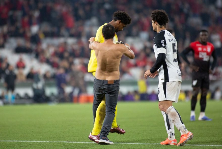 stjd-marca-julgamento-de-incidentes-em-athletico-x-corinthians3A-invasao-de-campo-gera-multa-e-perda-de-mando-de-campo PR - CURITIBA - 27/08/2025 - COPA DO BRASIL 2025, ATHLETICO-PR X CORINTHIANS - Torcida durante partida entre Athletico-PR e Corinthians no estadio Arena da Baixada pelo campeonato Copa Do Brasil 2025. Foto: Luis Garcia/AGIF