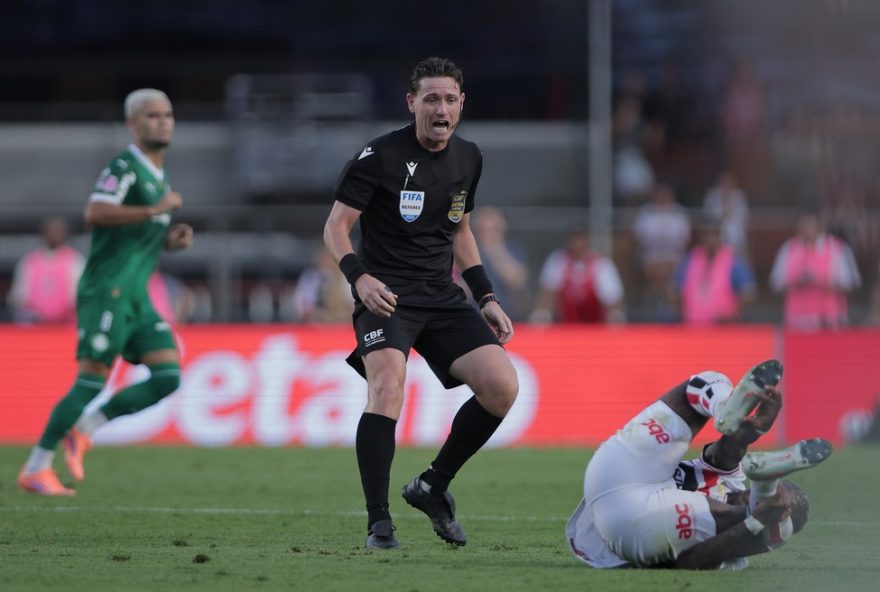 SP - SAO PAULO - 05/10/2025 - BRASILEIRO A 2025, SAO PAULO X PALMEIRAS - O arbitro Ramon Abatti Abel durante partida entre Sao Paulo e Palmeiras no estadio Morumbi pelo campeonato Brasileiro A 2025. Foto: Ettore Chiereguini/AGIF