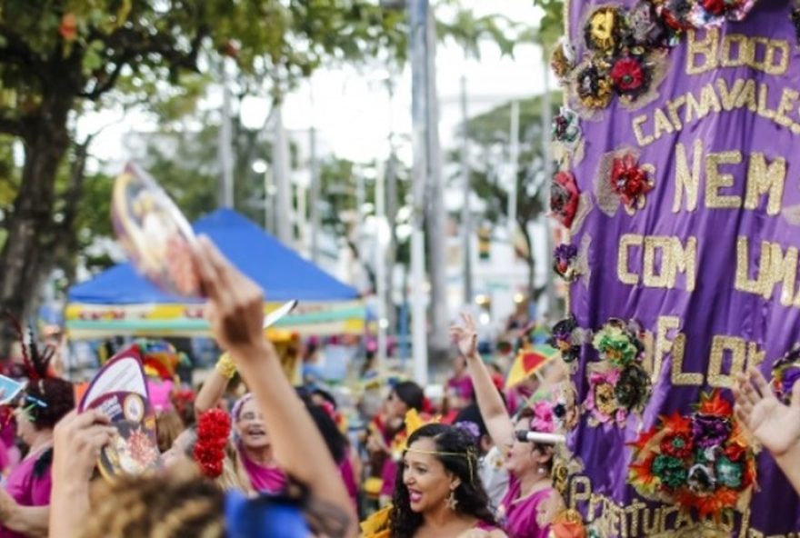 subida-do-galo-gigante-e-blocos-tradicionais-anima-recife-e-olinda3A-carnaval-as-vesperas-da-festa