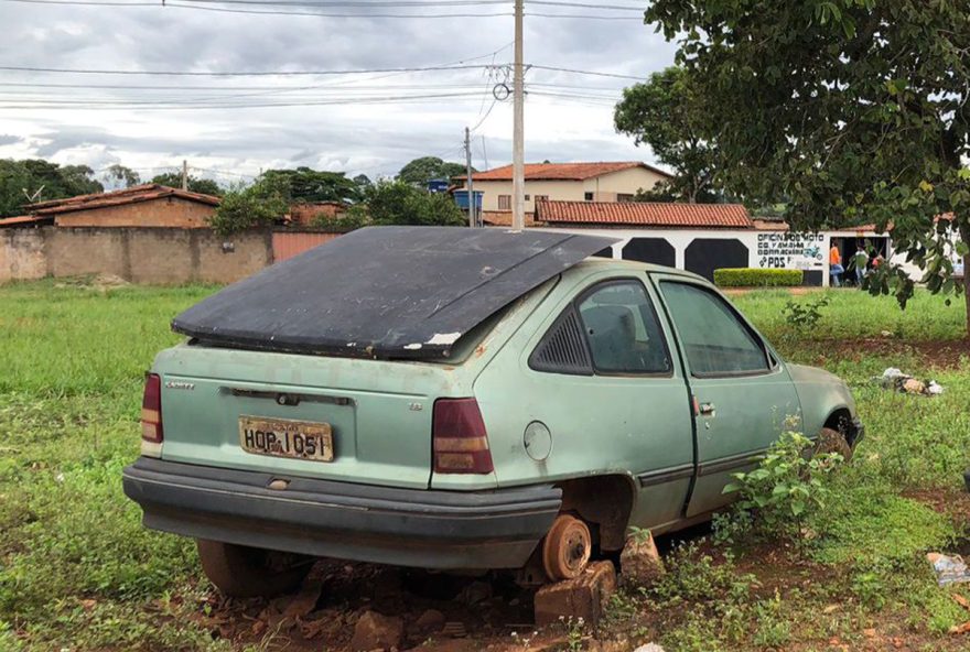 Equipe da Patrulha Detran remove veículos abandonados em cidades do interior de Goiás