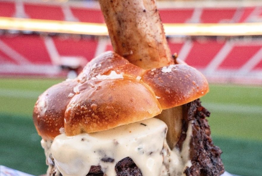 super-bowl-lx3A-conheca-o-lx-hammer-burger2C-hamburguer-exclusivo-e-luxuoso-com-preco-de-r24-942