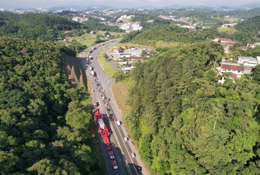 supercarreta-de-80-metros-e-450-toneladas-causa-lentidao-nas-rodovias-de-sc