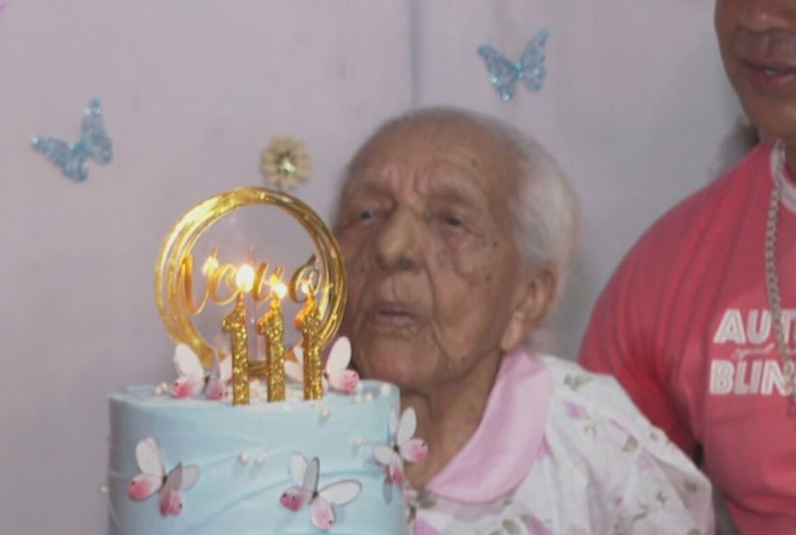 supercentenaria-de-111-anos2C-moradora-do-recife2C-celebra-aniversario-com-familia-e-amigos3B-e-o-presente-maior-do-mundo3B-video