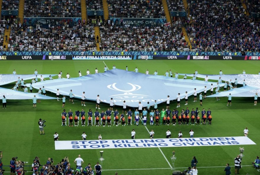 supercopa-da-uefa-20253A-faixa-contra-mortes-de-criancas-e-civis-envia-indireta-a-israel