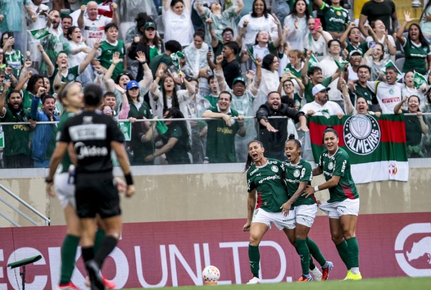 supercopa-feminina-20263A-palmeiras-faz-historia-ao-vencer-corinthians-nos-penaltis SP - BARUERI - 07/02/2026 - SUPER COPA DO BRASIL FEMININO 2026, PALMEIRAS X CORINTHIANS - Bia Zaneratto jogador do Palmeiras comemora seu gol durante partida contra o Corinthians no estadio Arena Barueri pelo campeonato Super Copa Do Brasil Feminino 2026. Foto: Marco Miatelo/AGIF