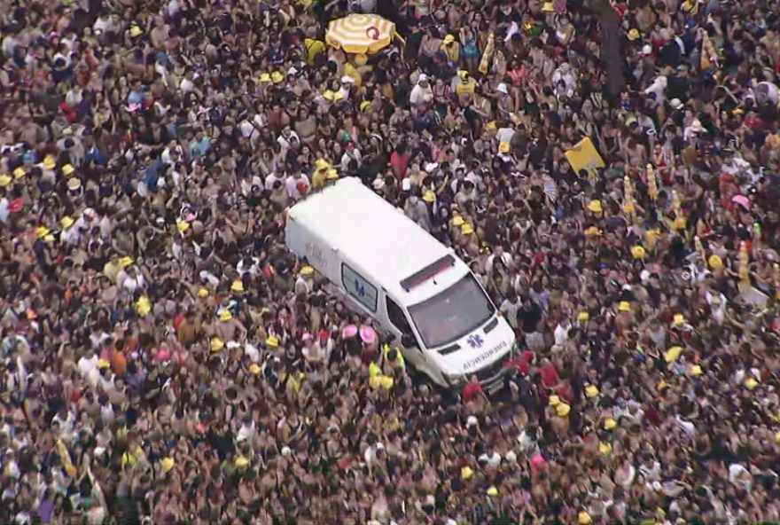 superlotacao-no-bloco-skol-com-calvin-harris-causa-tumulto-e-socorro-aos-folioes