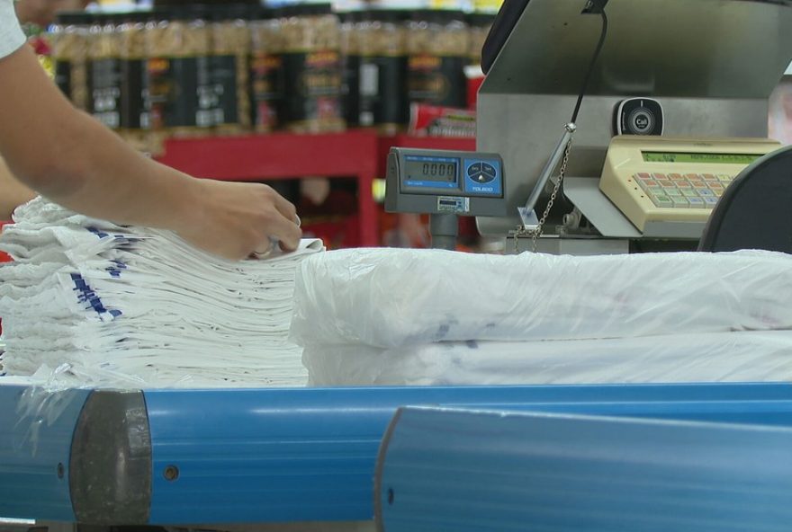 supermercados-em-salvador-retomam-cobranca-por-sacolas-plasticas supermercados-em-salvador-retomam-cobranca-por-sacolas-plasticas