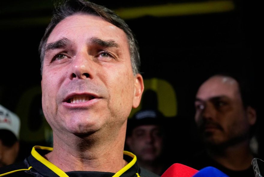 supremo-do-brasil-revoga-autorizacao-para-visita-de-assessor-de-trump-a-bolsonaro