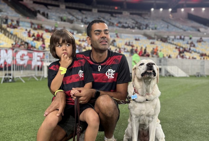 surfista-cego-de-ondas-gigantes-encontra-jogadores-do-flamengo-no-maracana-e-recebe-camisa-de-pedro