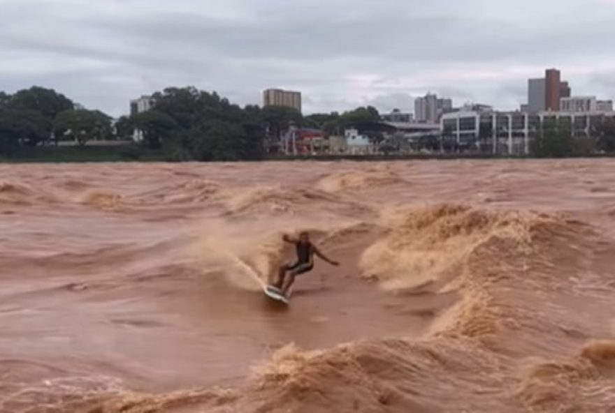 surfista-faz-manobras-em-rio-em-cheia-e-viraliza-na-web3A-video-emocionante