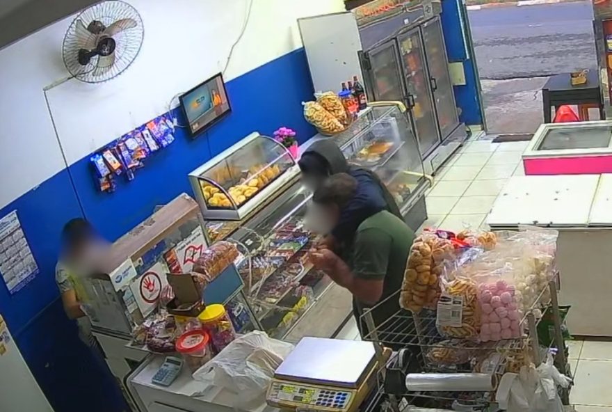 suspeito-agarra-idoso-em-roubo-em-padaria-de-sp3A-imagens-flagram-momento