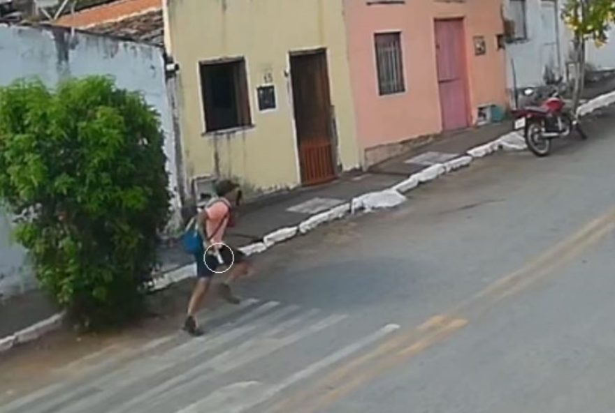 suspeito-de-homicidio-em-itapaje-foge-com-arma-em-punho-e-fala-ao-celular3A-veja-video