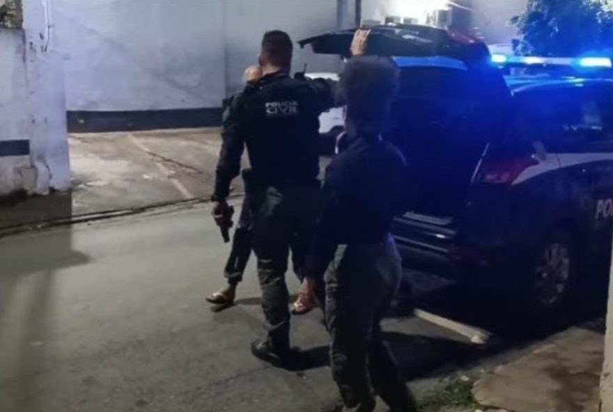 suspeito-de-se-passar-por-policial-para-ameacar-garotas-de-programa-e-nao-pagar-e-preso-por-estupro-e-porte-ilegal-de-arma