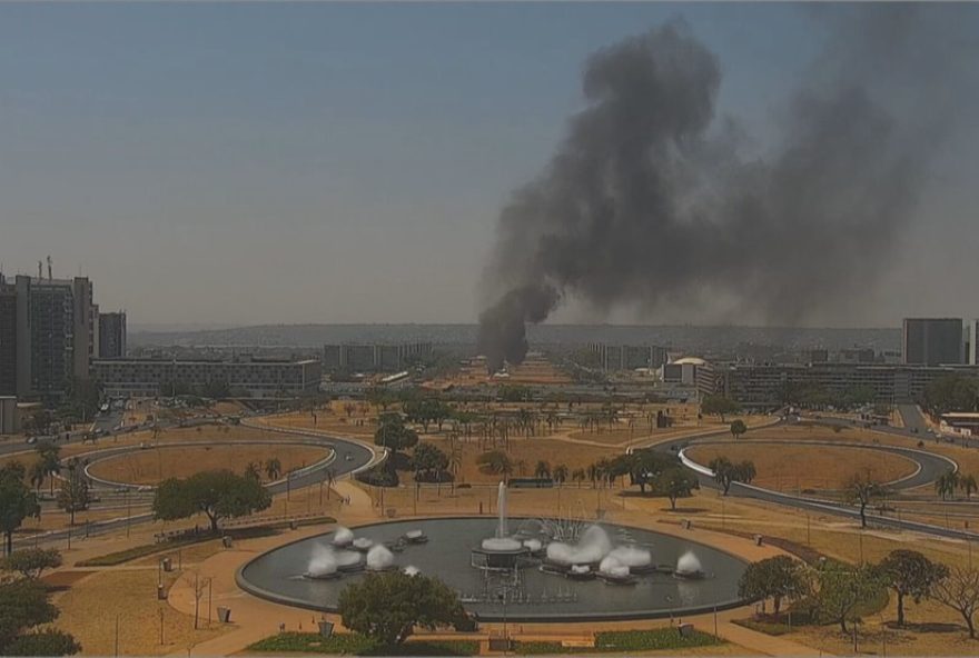 suspeito-detido-apos-incendio-em-banheiros-quimicos-na-esplanada-dos-ministerios-em-brasilia3A-pm-age-rapido