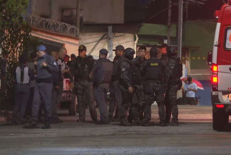 suspeito-e-morto-apos-invadir-residencia-da-ex-sogra-e-fazer-refens-em-sao-paulo suspeito-e-morto-apos-invadir-residencia-da-ex-sogra-e-fazer-refens-em-sao-paulo