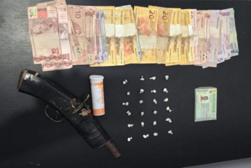 suspeito-e-preso-por-trafico-de-drogas-e-posse-de-arma-em-pindare-mirim2C-maranhao suspeito-e-preso-por-trafico-de-drogas-e-posse-de-arma-em-pindare-mirim2C-maranhao