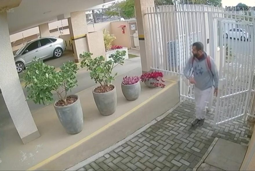 suspeito-entra-em-predio-para-manter-mae-e-filha-em-carcere3A-cena-capturada-por-video-em-pinhais2C-pr