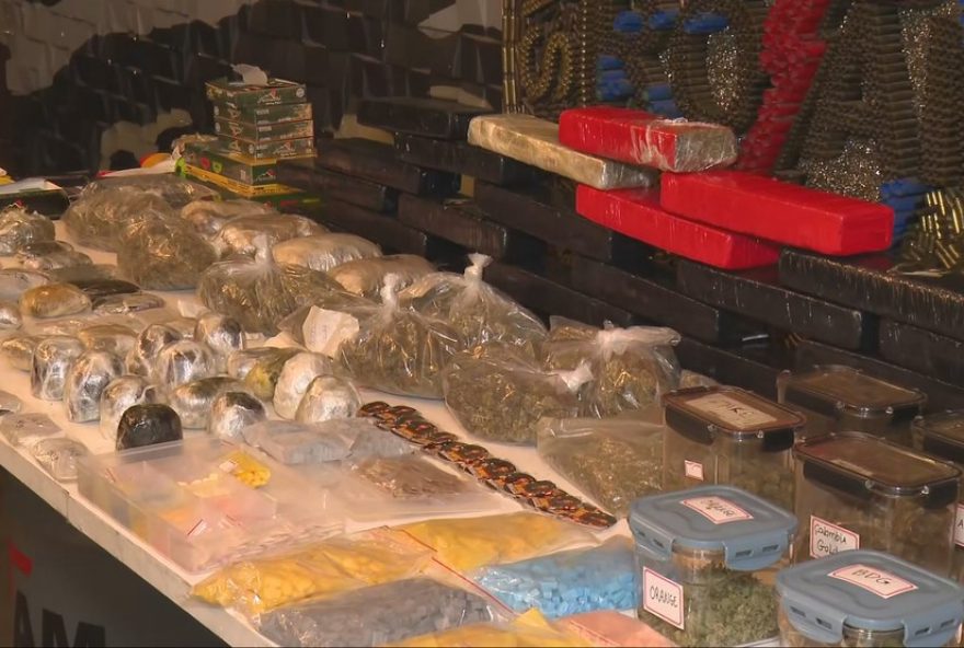 suspeito-foge-deixando-drogas-para-tras-em-bh3A-policia-apreende-grande-quantidade-de-entorpecentes-no-bairro-sao-jorge suspeito-foge-deixando-drogas-para-tras-em-bh3A-policia-apreende-grande-quantidade-de-entorpecentes-no-bairro-sao-jorge