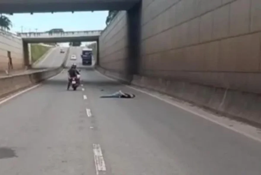 Suspeito pula de viaduto na GO-080 para fugir da polícia, em Goiânia