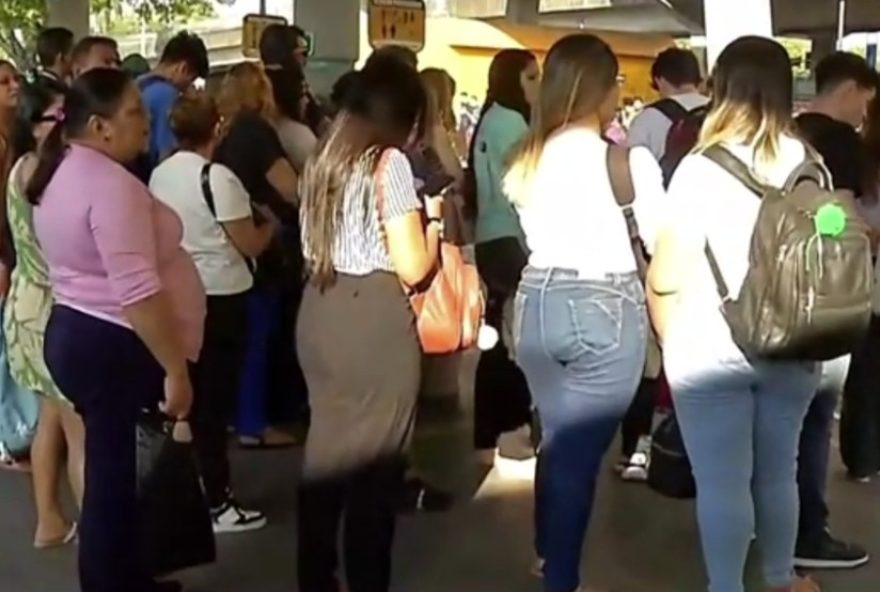suspensao-de-linhas-de-onibus-em-fortaleza-causa-transtornos-aos-passageiros3A-falta-de-comunicacao-e-lotacao-nos-terminais