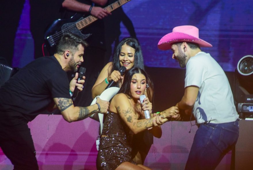 susto-em-show3A-ana-castela-cai-no-palco-ao-colidir-com-influenciador-em-sao-paulo