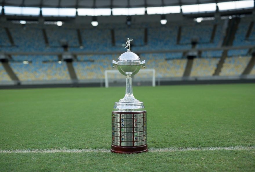 taca-da-copa-libertadores-no-gramado-do-estadio-do-maracana-1611582413272_v2_1920x1279