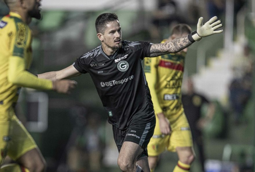 tadeu2C-goleiro-do-goias2C-alcanca-feito-impressionante-na-serie-b3A-723-minutos-sem-sofrer-gols.-goias-planeja-retorno-forte-para-proxima-temporada