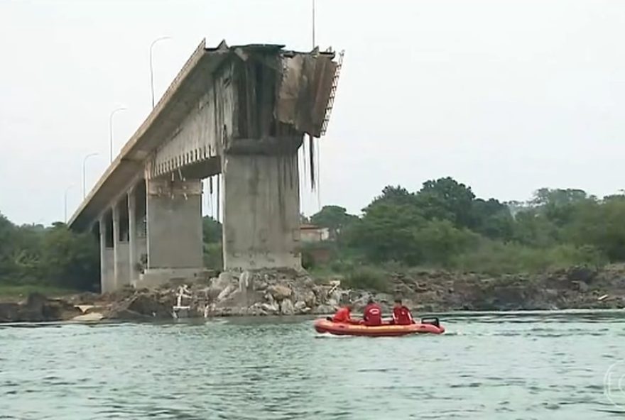 tanques-de-caminhoes-com-substancias-quimicas-no-rio-tocantins-estao-intactos