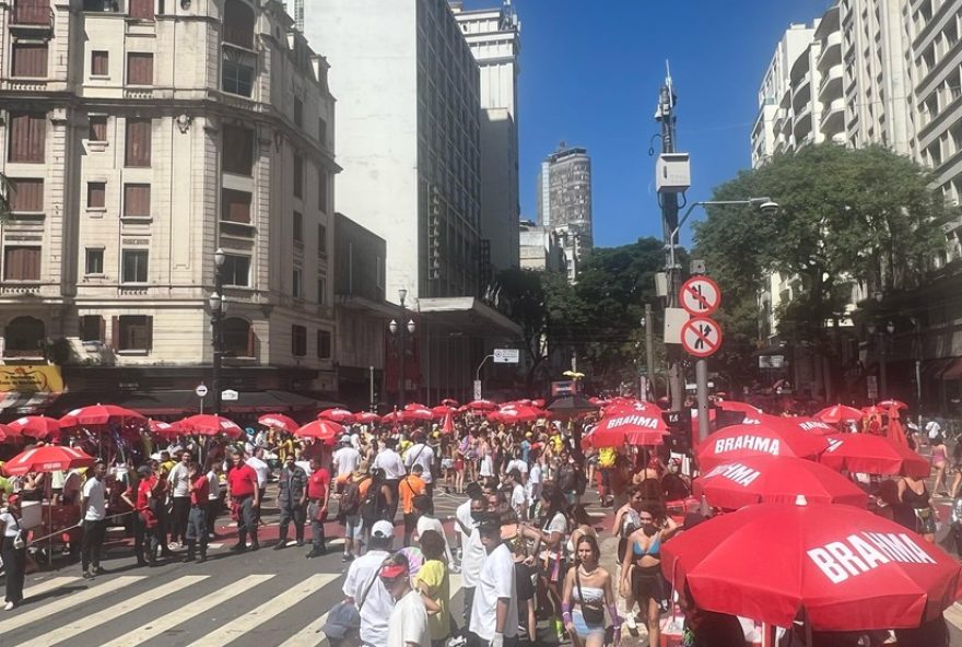 tarado-ni-voce3A-bloco-tradicional-de-sp-anima-foloes-no-centro