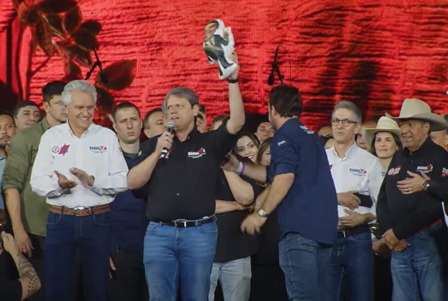 tarcisio-de-freitas-causa-polemica-com-boneco-de-bolsonaro-na-festa-do-peao-de-barretos