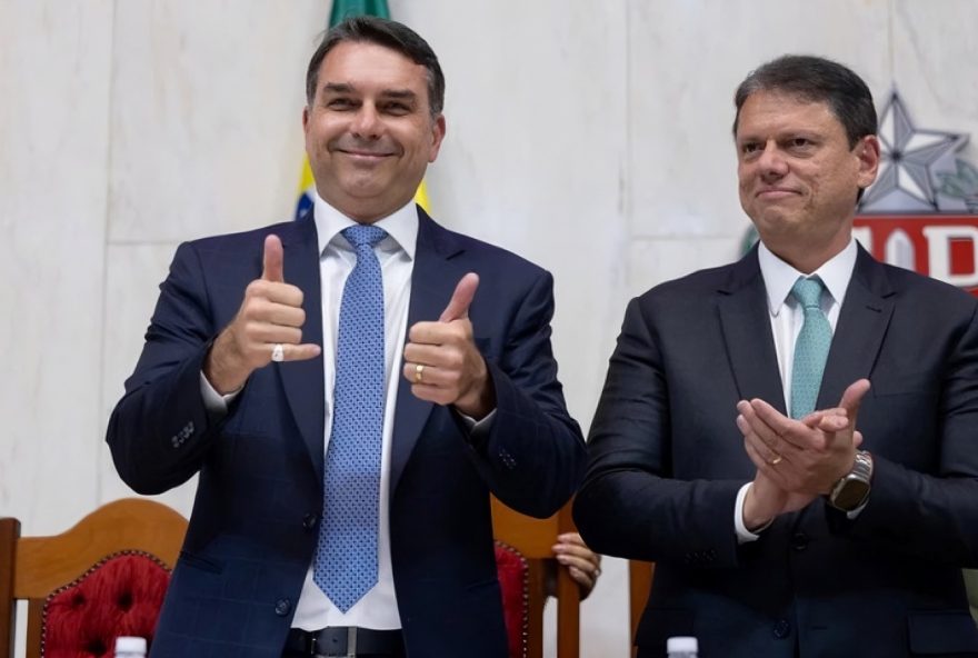 tarcisio-de-freitas-elogia-flavio-bolsonaro-como-futuro-presidente-durante-evento tarcisio-de-freitas-elogia-flavio-bolsonaro-como-futuro-presidente-durante-evento